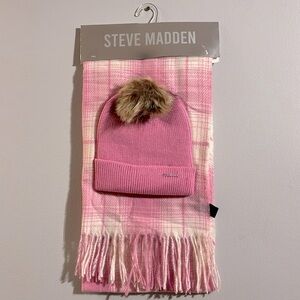 Cute pink hat & scarf 💓